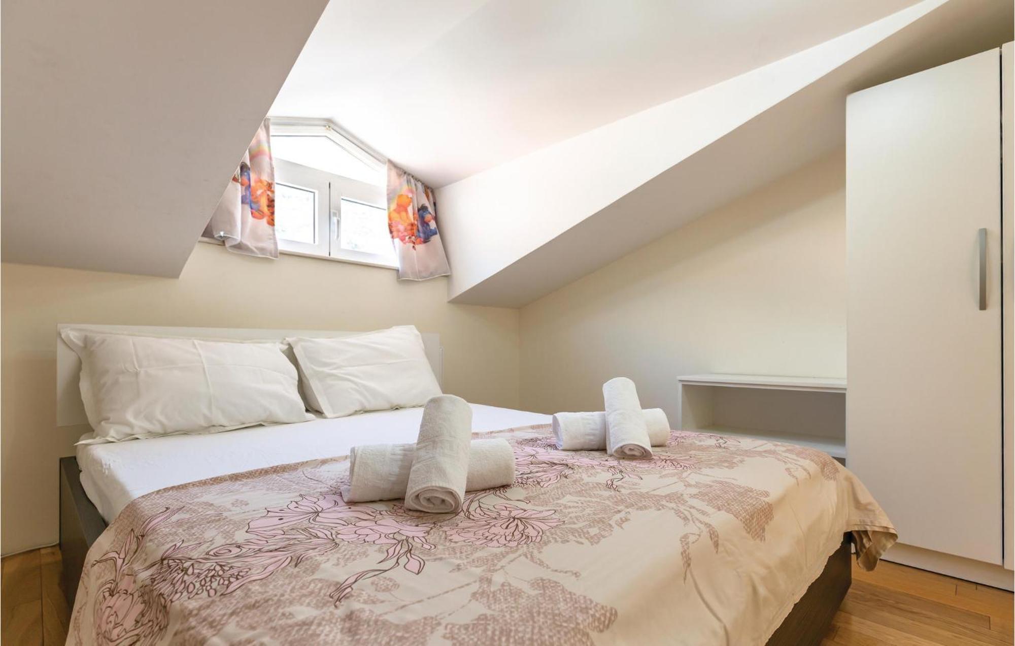 Lovely Apartment In Makarska With Kitchenette Luaran gambar