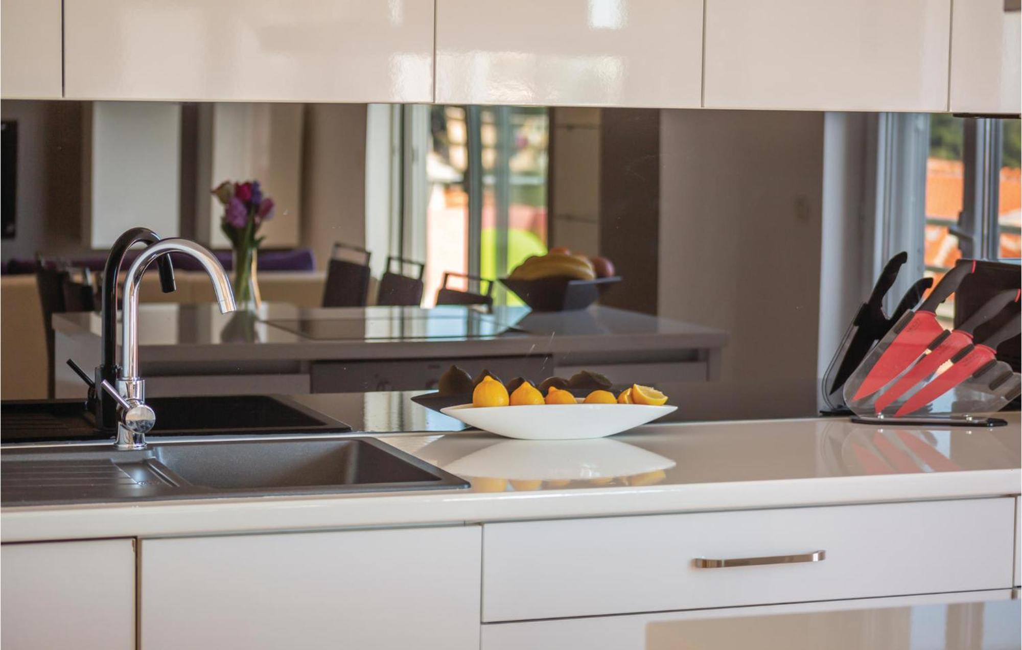 Lovely Apartment In Makarska With Kitchenette Luaran gambar